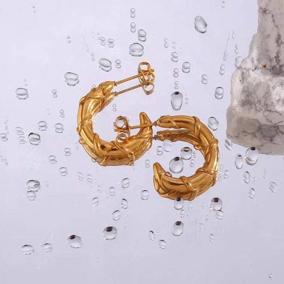 New 18K Gold Bamboo Shape Hoop Earrings, wonderful Earrings, wow Earrings - Picture 6 of 8